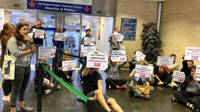 Imagen de miembros del sindicato LAB en el interior de la sede del Gobierno vasco en Bilbao. / LAB