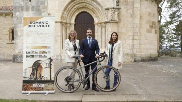 El consejero de Turismo, Javier Hurtado junto a la diputada Foral de Fomento del Empleo, Cristina Gonzlez y la teniente de alcalde de Vitoria, Maider Etxebarria / Irekia