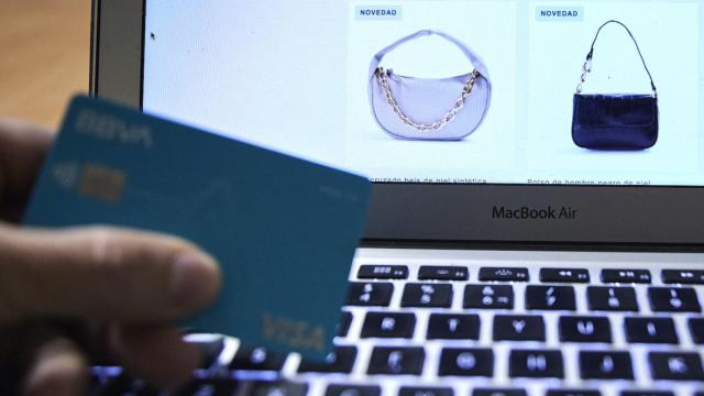 Una persona compra con su tarjeta de crdito en un comercio electrnico / EP