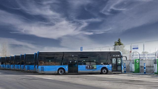 Autobuses elctricos de Irizar suministrados al Ayuntamiento de Madrid durante la recarga de bateras / Irizar