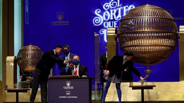 Una empleada de la administracin situada en la calle Ledesma celebran que han vendido parte del nmero 04074. / EP