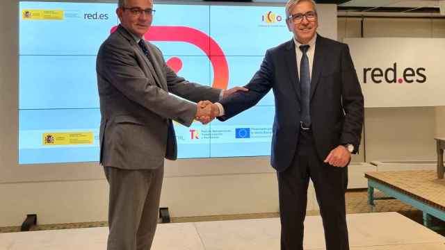 El presidente de Red.Es, Alberto Martnez Lacambra, y el presidente del ICO, Jos Carlos Garca de Quevedo, se estrechan la mano en la sede de Red.Es / EP