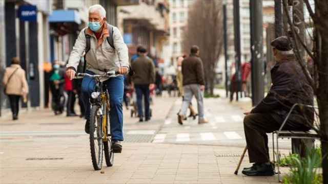 Un seor pasea en bici por las calles de Vitoria.