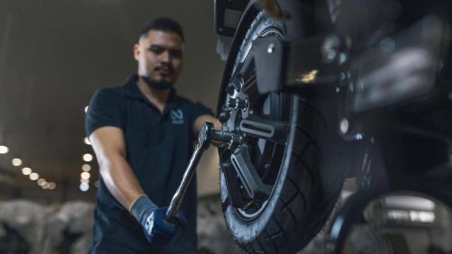 Un empleado de Nuuk durante la puesta a punto de una de sus unidades / NMS