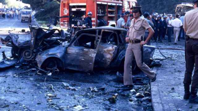 Un agente en el atentado del comando Espaa de ETA con un coche bomba en la Plaza de la República Dominicana de Madrid, a 14 de julio de 1986, en Madrid / EP