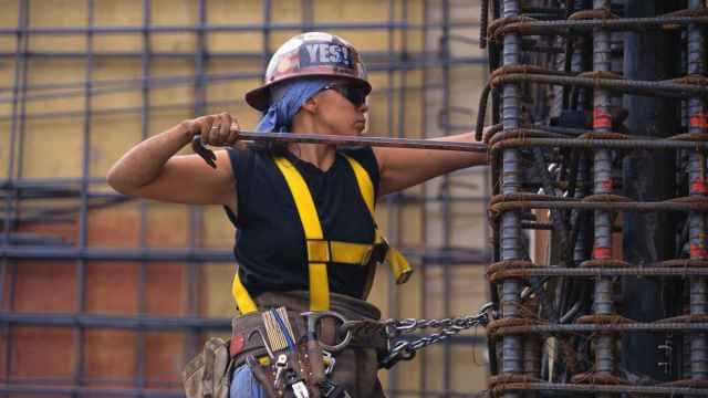 Los estereotipos y la falta de referentes son algunos de los factores que provocan la ausencia de mujeres en la construccin / Getty Images