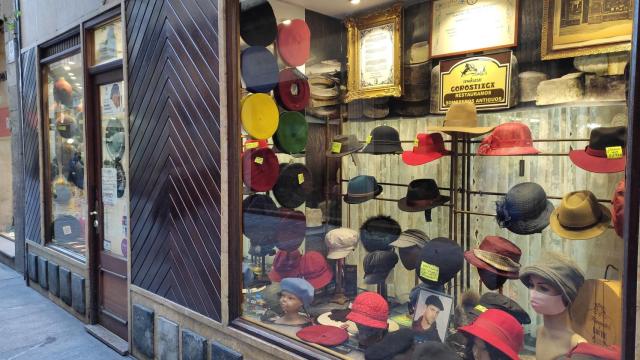 Escaparate de un comercio local en Bilbao. / EP