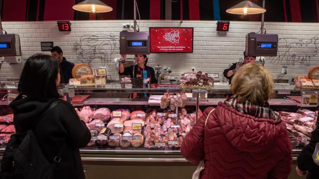 Clientes realizando sus pedidos en la seccin de carnicera / Eroski