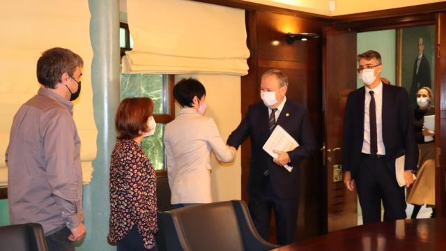 El consejero de Economa y Hacienda, Pedro Azpiazu, recibe a la portavoz parlamentaria de EH Bildu, Maddalen Iriarte, en su segunda reunin para negociar el Presupuesto/ EP