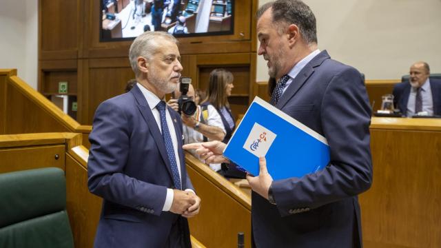 El lehendakari, Iigo Urkullu, charla con el presidente del PP vasco, Carlos Iturgaiz / EFE