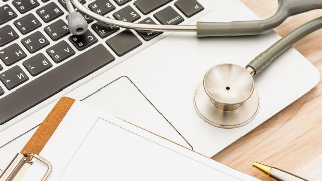 Estetoscopio sobre un portatil / PIXABAY