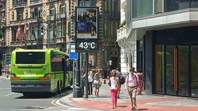 Un termómetro marca más de 40 grados al sol en Bilbao.