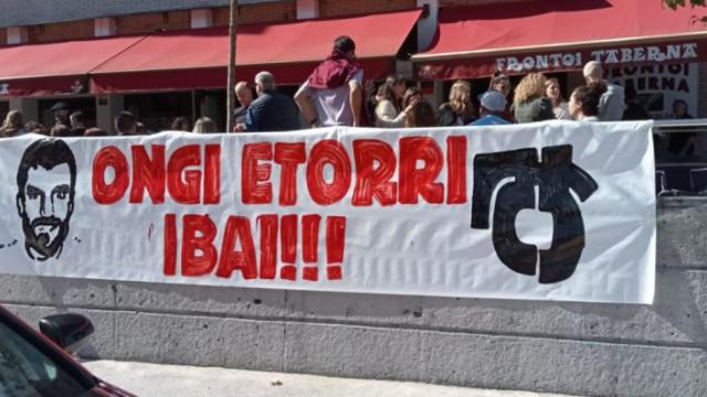 Imagen del 'ongi etorri' a ibai Aginaga en Berango del pasado marzo. / Twitter