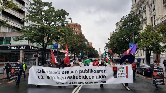 Un momento de la manifestacin de los sindicatos de Osakidetza. EP