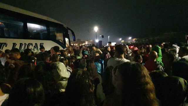 Miles de personas esperando a subirse en una de las lanzaderas en Boombastic Asturias. / Twitter @diego_ru92