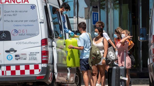 Trasladan a estudiantes al 'Hotel covid'. / EFE