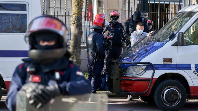 Agentes de la Ertzaintza durante las detenciones en la UPV de Vitoria. / EFE