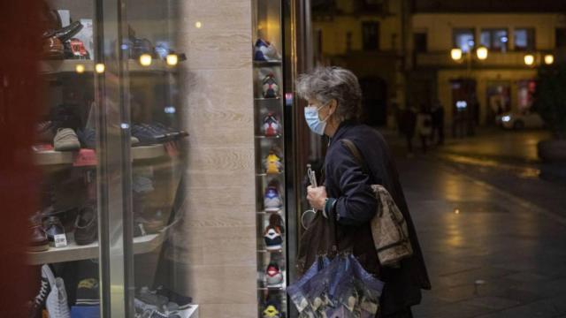 Escaparate de una tienda de barrio en Bilbao. / EP