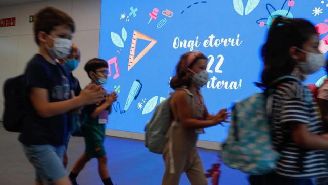 Los alumnos llegan al colegio en San Sebastin el primer da del curso 2021-2022. / EFE