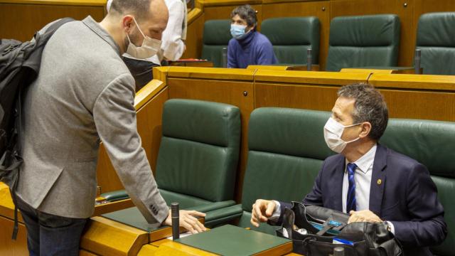 El consejero de Educacin, Jokin Bildarratz (dcha), charla con el parlamentario de Elkarrekin Podemos Iigo Martnez (izqda), al comienzo del pleno que ha aprobado el pacto educativo / David Aguilar (EFE)