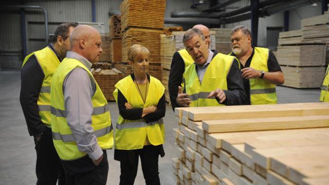 La consejera Tapia en la fbrica de palets de madera Ebaki / CV