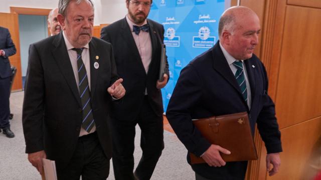 El consejero de Economa y Hacienda, Pedro Azpiazu, junto con los parlamentarios Carmelo Barrio y Luis Gordillo. / EFE