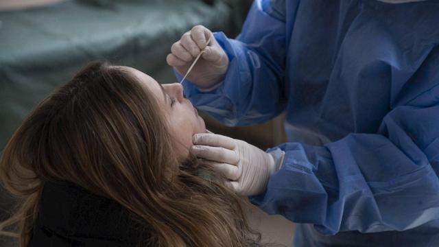 Una enfermera realiza un test para detectar la covid-19. / EFE