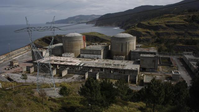 El Gobierno Vasco prev dar inicio en 2023 a las obras para construir una piscifactora en la antigua central de Lemoiz. / Wikimedia Commons