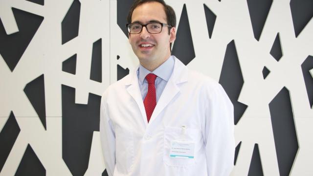 El doctor Juan Martnez, Anestesista de Policlnica Gipuzkoa, explica las ventajas de la radiofrecuencia pulsada / QUIRNSALUD