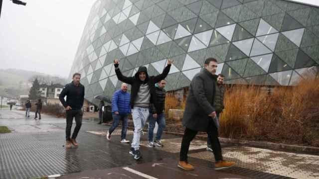 Socios de Orona de camino a la asamblea extraordinaria en la que se decidió abandonar Mondragón./EFE
