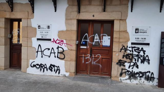 Pintadas en la tenencia de alcalda de Altza, en San Sebastin. / Twitter @enekogoia