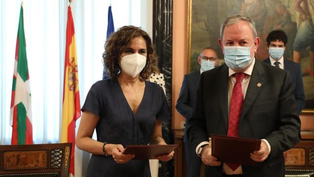 La ministra Mara Jess Montero y el consejero Pedro Azpiazu./ IREKIA