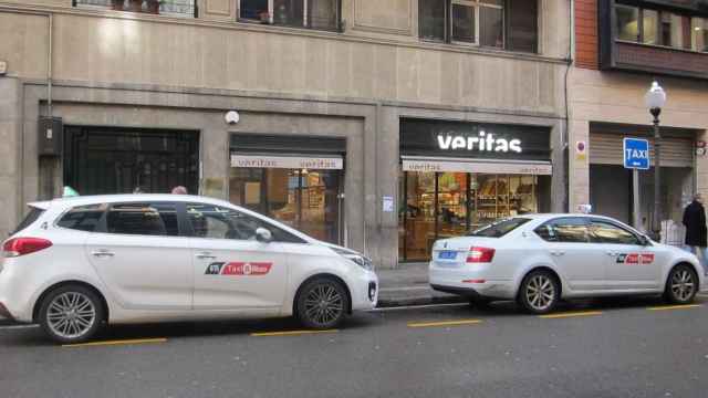 Taxis en una parada en la capital vizcana. / EP