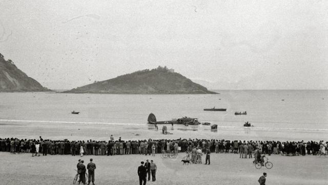 El ultimo vuelo de leon degrelle en la playa de La Concha en 1945. / Fototeca Kutxa