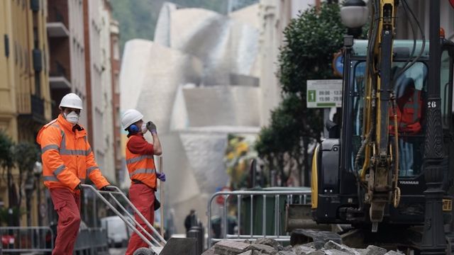 Trabajadores en una obra en Bilbao