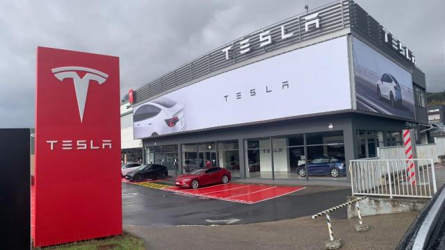 Entrada del concesionario de Tesla en Iurreta / CV