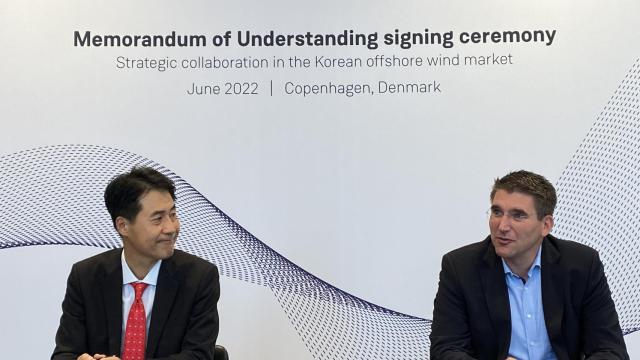 Marc Becker, consejero delegado de la divisin offshore de Gamesa, firma el contrato junto al vicepresidente de Doosan Enerbility / Siemens Gamesa