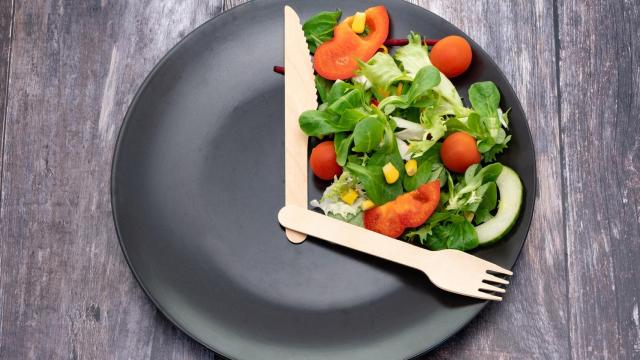 El ayuno intermitente restringe las horas de comida durante el da / QUIRNSALUD