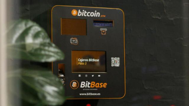 Cajero de Bitcoin en una tienda de BitBase / BitBase