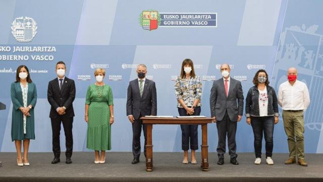 El lehendakari Urkullu, la vicelehendakari Idoia Mendia y la consejera Arantza Tapia con el presidente de Confebask y los representantes de CCOO y UGT en Euskadi./ Irekia