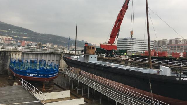 La gabarra prueba su flotabilidad en la ría de Bilbao/ CV