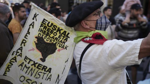 Un hombre participa en una marcha con una pancarta por los presos de ETA. / EP