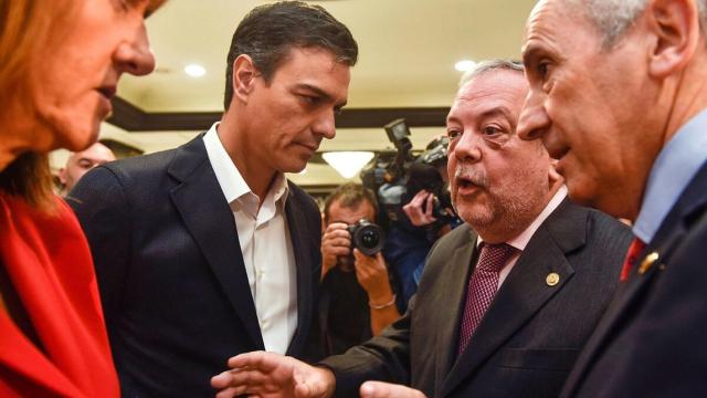 Los vicelehendakaris Idoia Mendia y Josu Erkoreka escuchan al consejero de Economa y Hacienda, Pedro Azpiazu, en presencia del presidente del Gobierno, Pedro Snchez./ EFE