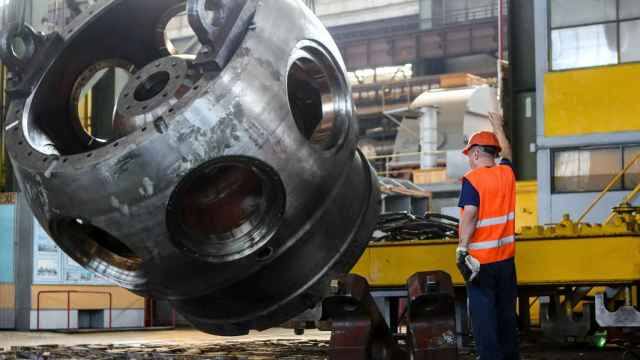 Trabajador de un pyme en la preparación de una pieza industrial / PXL