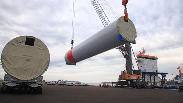Uno de los monopilotes de Haizea Wind para el parque elico marino de Iberdrola en Francia / CV