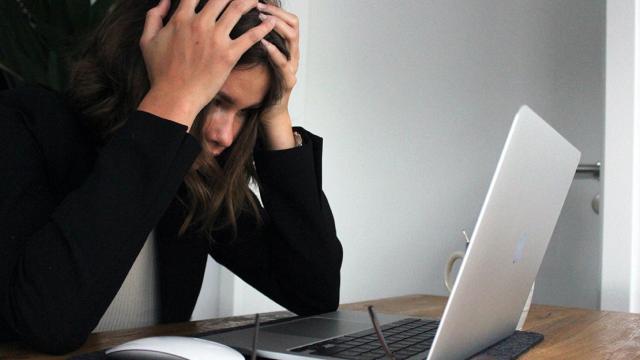 Trabajadora con sobrecarga laboral