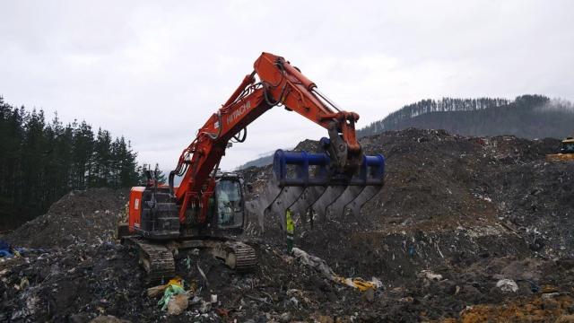 Maquinaria pesada en la bsqueda de Joaqun Beltrn en el vertedero de Zaldibar. /EFE
