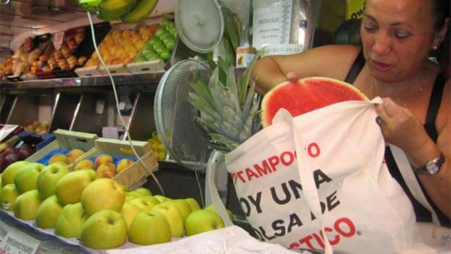 Una comerciante prepara una bolsa de la compra de un cliente. /EP