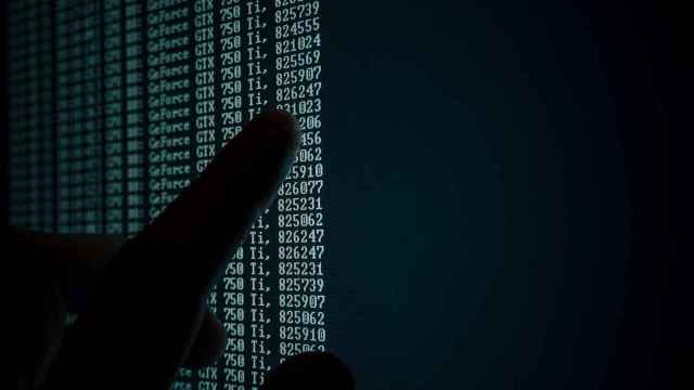 Un 'hacker' utiliza la tcnica conocida como relleno de credenciales para sustraer datos / PEXELS