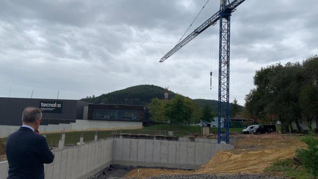 Asier Albizu, CEO de Biolan, frente a las obras de las nuevas instalaciones que prepara la compaa / CV